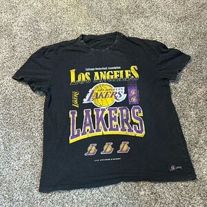 LAKERS GRAPHIC TEE